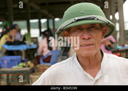 Phonsavan Laos Indochine Un vieil homme porte un chapeau militaire style Vietamese dans un marché à Phonsavan Banque D'Images