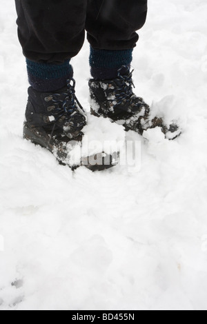 Chaussures de randonnée femme couverte de neige, gros plan with copy space Banque D'Images
