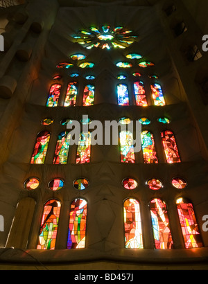 Plus de détails et de couleurs des vitraux de la Sagrada Familia à Barcelone, Espagne. Banque D'Images