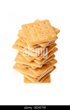Pile de crackers isolé sur fond blanc Banque D'Images