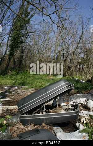 Une vieille valise bagages abandonnés sur terrains vagues Banque D'Images