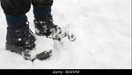 Chaussures de randonnée femme couverte de neige, gros plan with copy space Banque D'Images