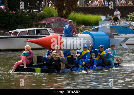 Course de radeaux fluviaux avirons rameurs aviron candidats à la ligne maidstone kent medway festival Angleterre Angleterre europe Banque D'Images