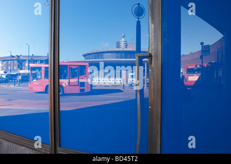 Autobus à la station de métro Southgate, photographiés dans le reflet d'une vitrine Banque D'Images