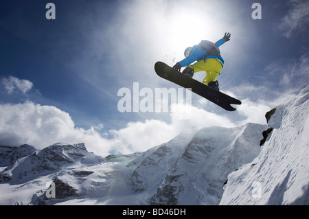 Snowboarder, saut, panorama de montagnes, Saint-Moritz, Grisons, Suisse, Europe Banque D'Images