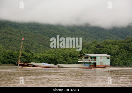 Luang Prabang, Laos, 2006 : un cargo chargé fait son chemin le long de la rivière en amont du Mékong Banque D'Images