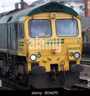 Class 66 Freightliner approches 66563 Station Newcastle, Newcastle upon Tyne, Angleterre, UL Banque D'Images