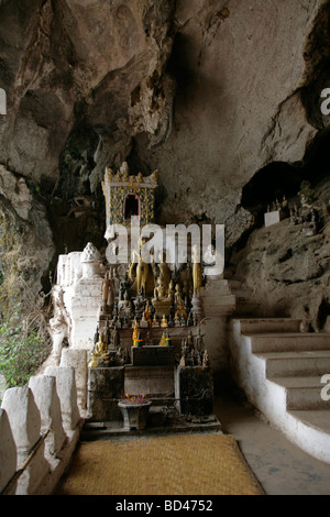 Statues de Bouddha dans les cavernes de calcaire de la grottes de Pak Ou sur le fleuve Mékong, Luang Prabang, Laos, 2006 Banque D'Images