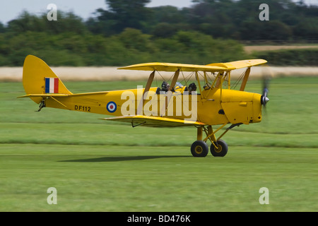 RAF un de Havilland DH82 Tiger Moth trainer biplan Banque D'Images