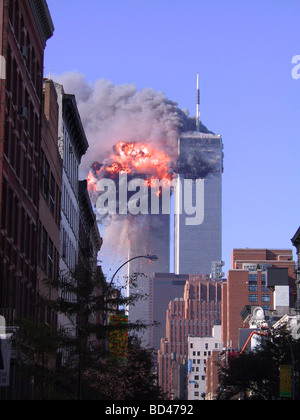 World Trade Center, la Tour 2 attaque. 11 septembre, 2001. Vue depuis l'angle de West Broadway et de la rue Spring à SoHo, NYC du côté nord de la tour Banque D'Images