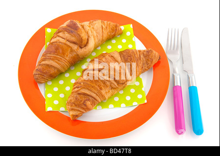 Petits pains français croissants sur la plaque isolated over white Banque D'Images