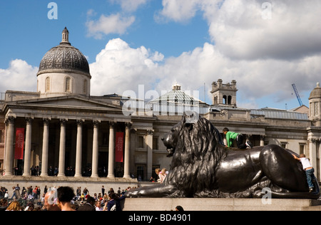 Statue de lion à Trafalgar Square et la National Gallery de Londres Angleterre Royaume-uni Banque D'Images