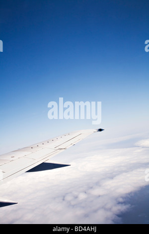 Vue depuis la fenêtre d'un avion d'une aile d'avion et la terre ci-dessous Banque D'Images