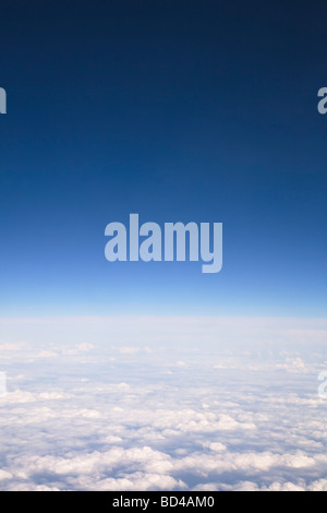 Vue aérienne de nuages et ciel avec copyspace Banque D'Images