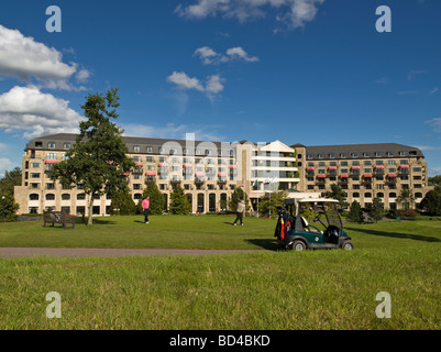 Celtic Manor Resort. Lieu de Ryder Cup 2010 Tournoi de Golf. Chariot de golf en premier plan avec des golfeurs sur tee. Banque D'Images