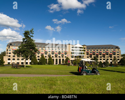 Celtic Manor Resort. Lieu de Ryder Cup 2010 Tournoi de Golf. En premier plan avec chariot de golf golfeur sur tee. Banque D'Images