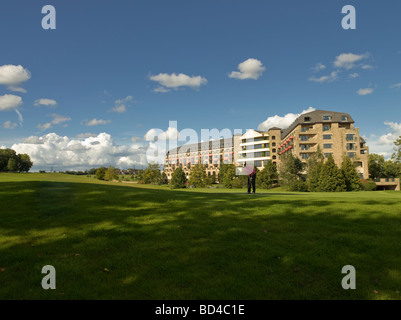 Celtic Manor Resort. Lieu de Ryder Cup 2010 Tournoi de Golf. Green en premier plan avec le golfeur. Banque D'Images