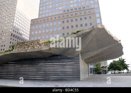 Le Mémorial de la faim irlandais dans le Lower Manhattan surplombe le port de New York, point d'entrée vers les États-Unis pour de nombreux immigrants Banque D'Images