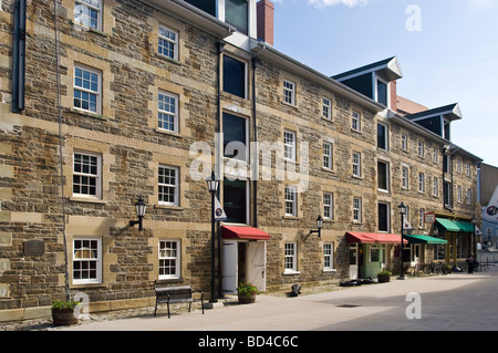 Propriétés historiques de la Nouvelle-Écosse restauration architecture à Halifax, Canada. Bâtiments en pierre avec magasins et auvents par une journée ensoleillée. Banque D'Images