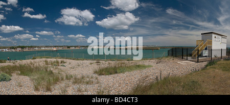 Panorama de la nouvelle cabane de garde-côtes sur Shoreham plage donnant sur l'entrée de Shoreham Harbour, West Sussex, UK Banque D'Images