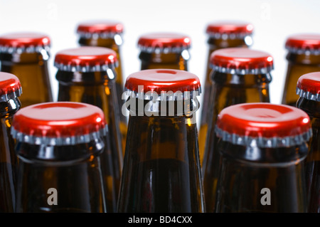 Les bouteilles de bière avec des bonnets rouges - bouteille de bière faite maison et prêt à la consommation Banque D'Images