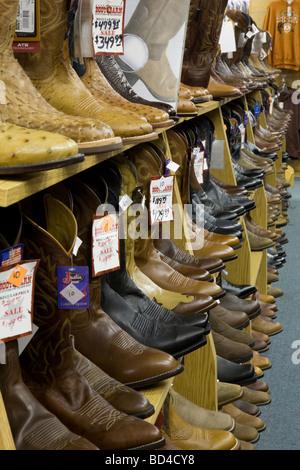 Bottes de cow-boy en vente à la boutique de vêtements western Wrangler à Cheyenne Wyoming Banque D'Images