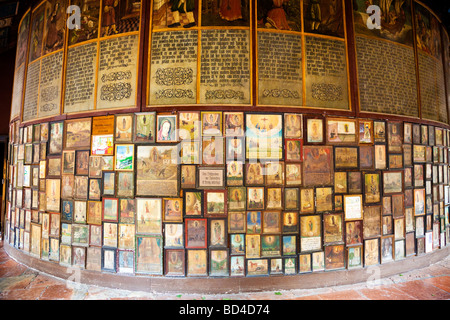 Sanctuaire religieux et icônes de l'art votif dans le cloître sur le sanctuaire de la chapelle de l'image miraculeuse à Altötting, Allemagne Banque D'Images