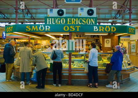 Vente de pains et fromages de décrochage de Stora Saluhallen la grande halle à Gothenburg Suède Europe Banque D'Images