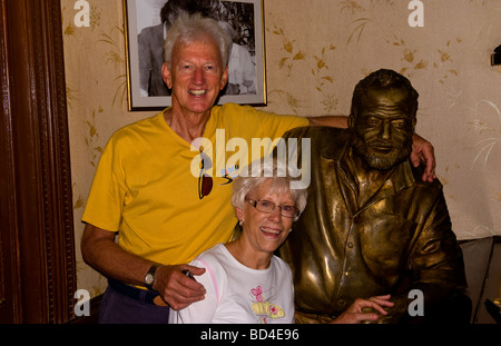 Couple de touristes retraités à côté de la statue d'Ernest Hemingway dans son bar favori appelé El Floridita bronze au bar Havana Cuba Habana Banque D'Images