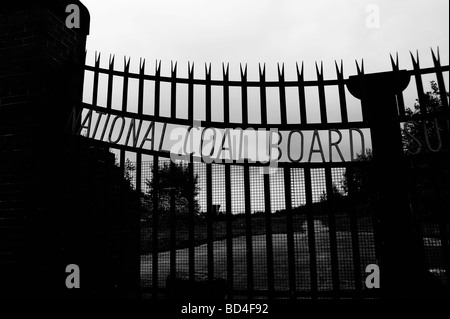 Une paire de portes, le reste de l'industrie du charbon à la mine de Sutton Manor en Saint Helens. Banque D'Images