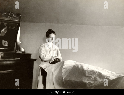 Triste femme soignant mari malade Banque D'Images