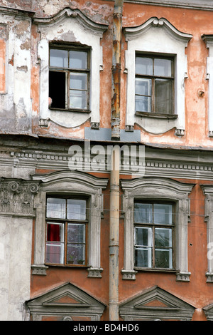 La Russie, Saint-Pétersbourg, maisons dans le besoin de rénovation Banque D'Images