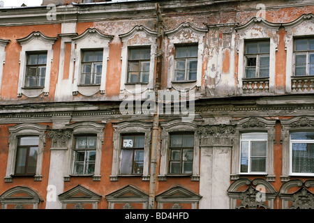 La Russie, Saint-Pétersbourg, maisons dans le besoin de rénovation Banque D'Images