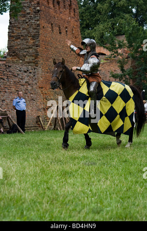 Fier chevalier cavalerie médiévale sur les militaires à cheval. Pris dans Malbork, Pologne, 2009. Banque D'Images