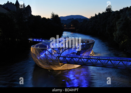 En forme de coquille futuriste acier artificielle Murinsel (Murinsel) conçu par Vito Acconci à Graz en Autriche Banque D'Images