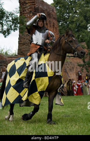 Fier chevalier cavalerie médiévale sur les militaires à cheval. Pris dans Malbork, Pologne, 2009. Banque D'Images