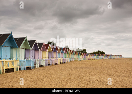 Rangée de cabines de plage de couleur pastel, Mersea Island, Essex, UK Banque D'Images