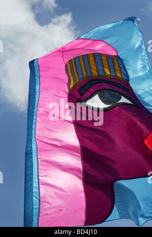 Drapeaux colorés dans Penzance pour le festival Golowan Banque D'Images