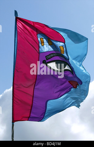 Drapeaux colorés dans Penzance pour le festival Golowan Banque D'Images