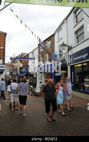 La semaine de régates de Cowes sur l'High Street shopping centre ville Ile de Wight Angleterre UK Banque D'Images