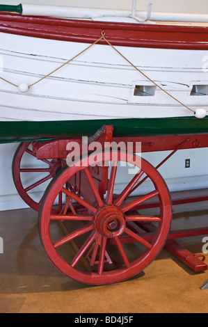 Bateau sur roues au maritime Museum of Atlantic, Halifax, Nouvelle-Écosse, Canada. Navire historique en bois sur un chariot rouge avec de grandes roues à rayons. Banque D'Images