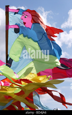 Drapeaux colorés dans Penzance pour le festival Golowan Banque D'Images