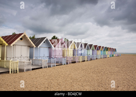 Rangée de cabines de plage peint pastel, Mersea Island, Essex, UK Banque D'Images