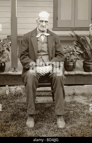 Triste, déprimé, vieil homme assis à l'extérieur Banque D'Images