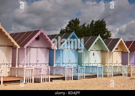 Rangée de cabines de plage de couleur pastel, Mersea Island, Essex, UK Banque D'Images