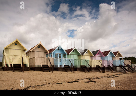 Rangée de cabines de plage de couleur pastel, Mersea Island, Essex, UK Banque D'Images