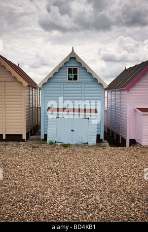 L'arrière de la cabane de plage bleu pastel, Mersea Island, Essex, UK Banque D'Images