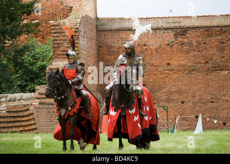 La cavalerie lourde médiéval knights sur chevaux militaires se présentant à l'auditoire. Pris dans Malbork, Pologne, 2009. Banque D'Images