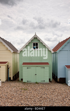 L'arrière de la cabane de plage vert pastel, Mersea Island, Essex, UK Banque D'Images