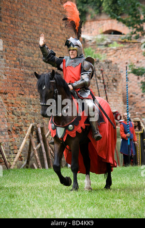 Fier chevalier cavalerie médiévale sur les militaires à cheval. Pris dans Malbork, Pologne, 2009. Banque D'Images